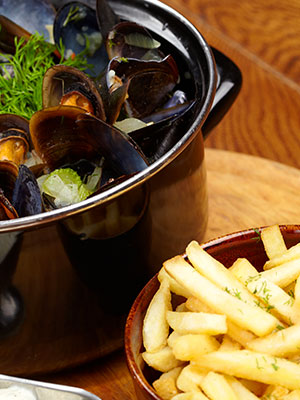 Repas moules frites au restaurant le F