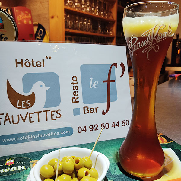 verre de bière et bol d'olives