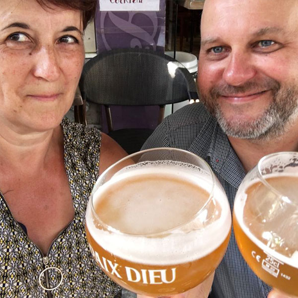 Valérie et Christophe avec un verre de bière