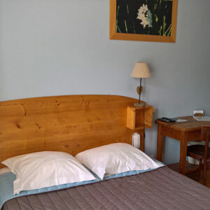 Chambre Lit Queen-Size (2 personnes)