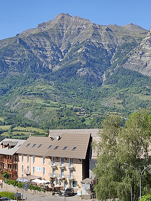 Vu extérieur de l'Hôtel Les Fauvettes avec vu sur les montagnes
